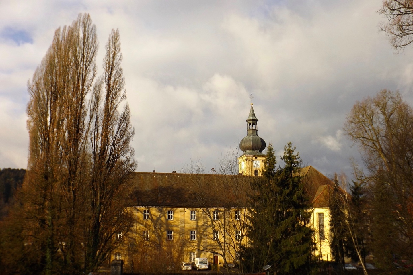 Kloster mit Kirchturm